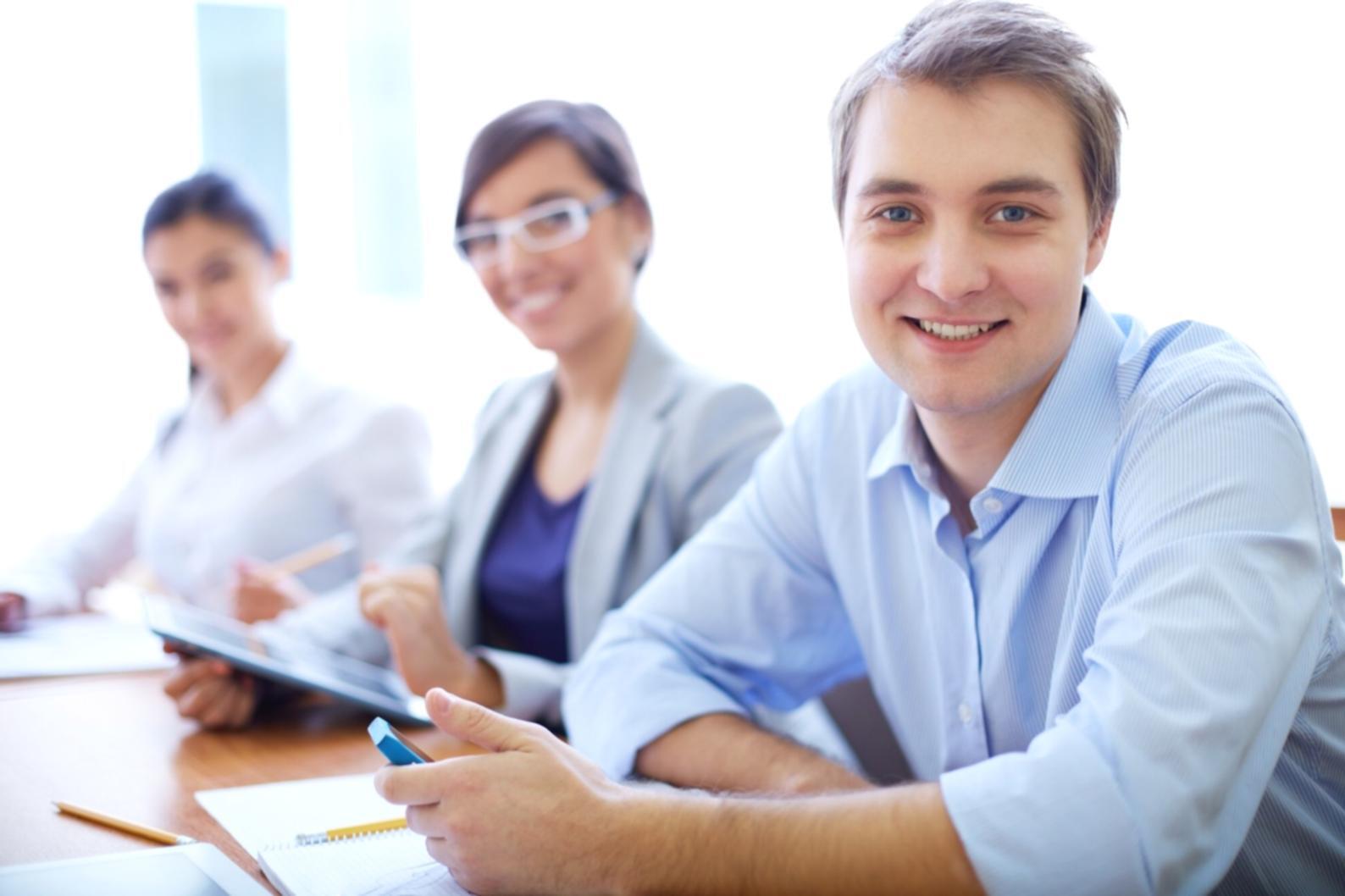 Aula di formazione legale moderna con professionisti in sessione di apprendimento